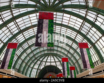 Dubai / Emirati Arabi Uniti - 10 Novembre 2019: Decorazioni per UAE Giornata nazionale in Mall. Emirati Arabi Uniti bandiere nazionali decorazione. Giorno di indipendenza. Flag - simbolo di independe Foto Stock