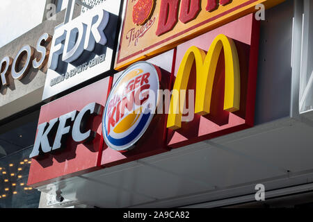Istiklal, Turchia - Ottobre-13,2019: McDonalds, KFC, burger king loghi appeso sul segno sulla parete dell'edificio insieme. Preso dalla sidelin Foto Stock
