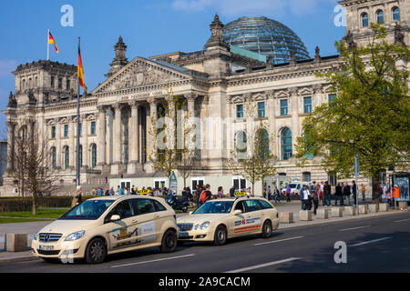 Berlino, Germania - 18 Aprile 2011: due taxi in attesa al di fuori lo storico palazzo del Reichstag a Berlino, Germania. Foto Stock