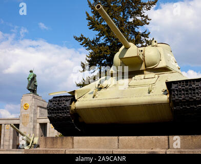 Berlino, Germania - 16 Aprile 2011: La guerra sovietica Memorial nel Tiergarten di Berlino, per l'Unione Sovietica guerra morti, particolarmente i 80.000 soldati Foto Stock