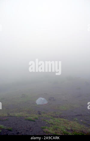 Piantò la tenda in una pesante velatura in Monte Sant Helens National Park Foto Stock