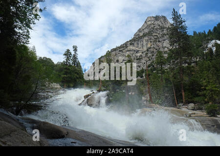 La cascata nel Kings Canyon National Park con nebbia e nuvole blu cielo Foto Stock