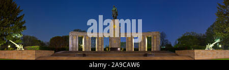 Berlino, Germania - 17 Aprile 2011: La guerra sovietica Memorial nel Tiergarten di Berlino, per l'Unione Sovietica guerra morti, particolarmente il soldato 80.000 Foto Stock