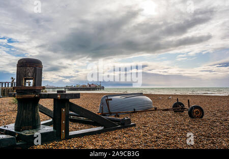 Gabbiani in piedi su di Brighton beach in autunno. Sullo sfondo è il palazzo di Brighton Pier. Foto Stock