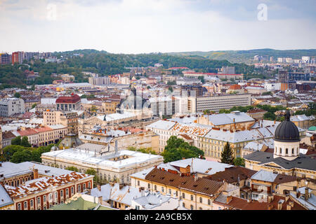 Lviv dall occhio di un uccello. La città dall'alto. Lviv, la vista della città dalla torre. Tetti colorati Foto Stock