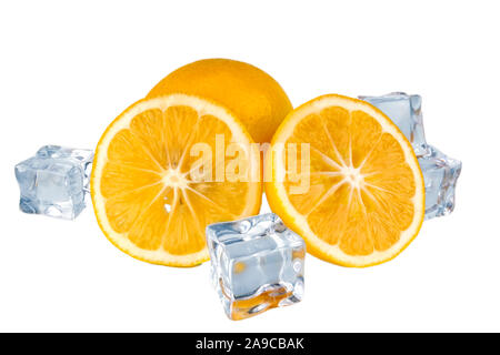 Il cubo di ghiaccio con limone isolato su bianco. Foto Stock