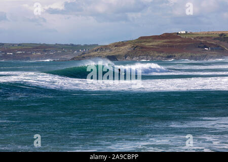 Surfer sulla parte superiore della forma d'onda sul filamento lungo In Owenahincha in West Cork In Munster Regione; nella contea di Cork, Irlanda Foto Stock