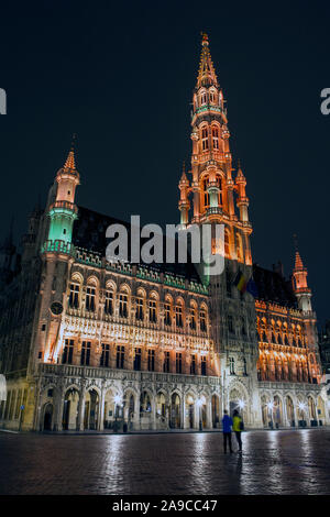 Una vista della magnifica città di Bruxelles Hall illuminata di notte, situato nella storica Grand Place nella città di Bruxelles, Belgio. Foto Stock