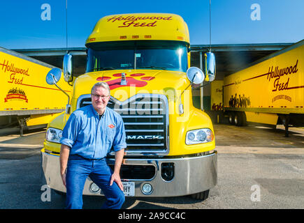 Shawn McGhee, presidente della alimentazione di Hollywood, pone presso la sede aziendale con un Mack Pinnacle in Memphis, Tennessee. Foto Stock