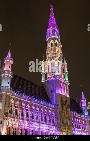 Una vista della magnifica città di Bruxelles Hall illuminata di notte, situato nella storica Grand Place nella città di Bruxelles, Belgio. Foto Stock