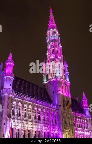 Una vista della magnifica città di Bruxelles Hall illuminata di notte, situato nella storica Grand Place nella città di Bruxelles, Belgio. Foto Stock