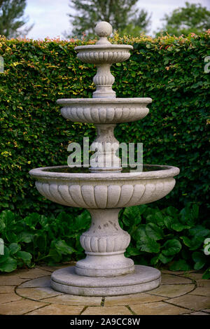 Fontana di calcestruzzo,classica fontana di acqua,giardino formale,in faggio curvato hedge,zona tranquilla,spazio tranquillo,giardino,giardino,RM Floral Foto Stock