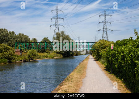 Passeggiando lungo il Fiume Lee alzaia navigazione tra Chingford e Enfield. Foto Stock