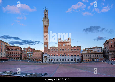 Vista panoramica della famosa Piazza del Campo, Palazzo Pubblico e la Torre del Mangia a Siena al tramonto, Toscana, Italia Foto Stock