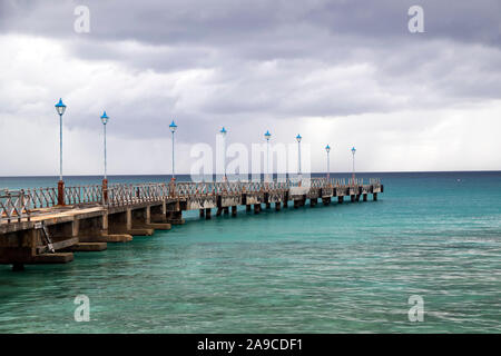 Dal Molo presso Speightstown sulla costa ovest di Barbados Foto Stock