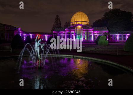 Londra, Regno Unito. Il 14 novembre 2019. Statua di Mercurio e il grande illuminato conservatorio. Anteprima del bosco incantato a Syon House nella zona ovest di Londra. Un sentiero illuminato porta i visitatori attraverso i giardini progettati da Capability Brown, intorno a un lago ornamentale e termina presso lo spettacolare grande conservatorio. La mostra è aperta al pubblico il 15 novembre al 1 dicembre. Credito: Stephen Chung / Alamy Live News Foto Stock