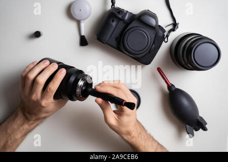 Elevato angolo di visione dell'uomo fotocamera Pulizia elemento di lente Foto Stock