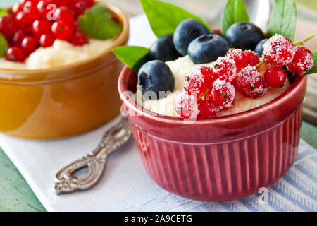 Budino di semolino e frutti di bosco freschi close up Foto Stock