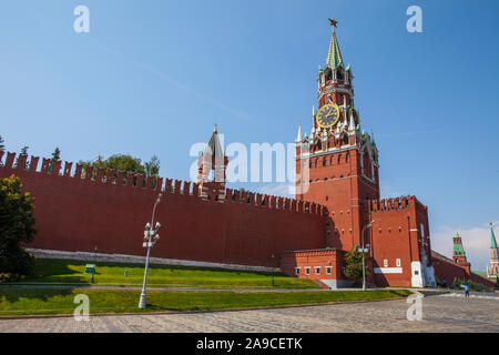 Una vista della magnifica torre Spasskaya, che si trova sulla parete orientale del Cremlino, sulla Piazza Rossa di Mosca, Russia. Foto Stock