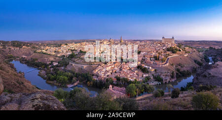 Panorama di Toledo su sunrise, Castilla - La Mancha, in Spagna Foto Stock