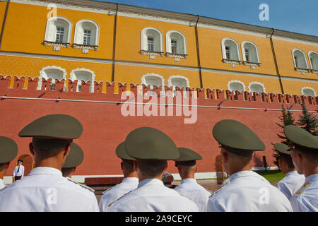 Mosca, Russia - 14 agosto 2011: soldati russi pagando i loro aspetti presso la tomba del Milite Ignoto, situato presso le mura del Cremlino in Alexander Foto Stock