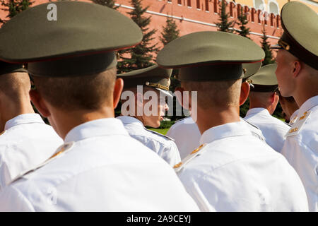 Mosca, Russia - 14 agosto 2011: soldati russi pagando i loro aspetti presso la tomba del Milite Ignoto, situato presso le mura del Cremlino in Alexander Foto Stock