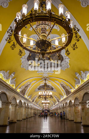 Mosca, Russia - 14 agosto 2011: una vista della splendida architettura e lampadari e sulle piattaforme di Komsomolskaya Stazione della Metropolitana nella città di Foto Stock