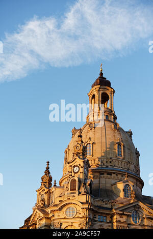 Dresden - Vista dal basso sulla cupola della Frauenkirche nella luce della sera, velo cloud sopra la cupola, torre del campanile in primo piano, dettaglio Foto Stock