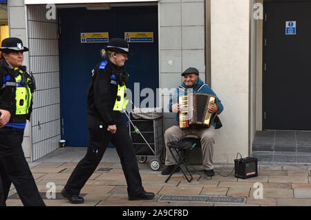 Wolverhampton, Gran Bretagna, Uk street photography Busker suonare la fisarmonica a piano nelle strade della città 2019 Foto Stock