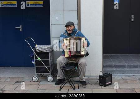 Wolverhampton, Gran Bretagna, Uk street photography Busker suonare la fisarmonica a piano nelle strade della città 2019 Foto Stock