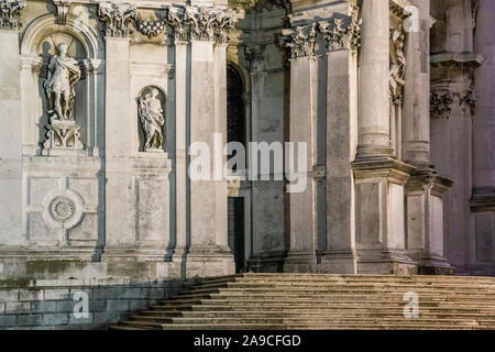 Dettagli di architettura con i passi e le statue della chiesa di Venezia Santa Maria della Salute, Italia Foto Stock