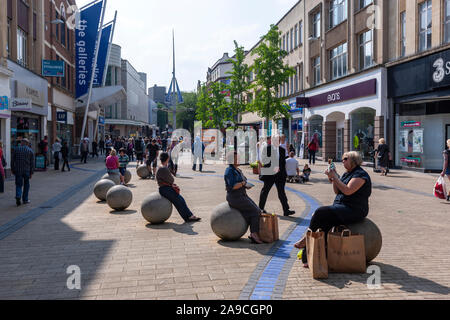 Gli acquirenti di riposo in 'Bristol Blue', Broadmead, Bristol, Inghilterra, Regno Unito Foto Stock