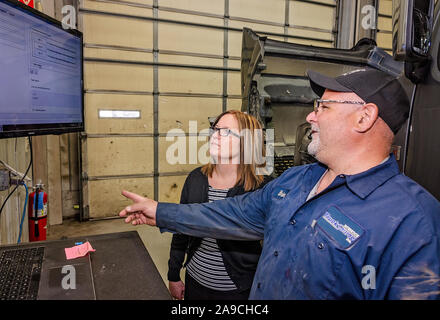 Il direttore generale di Interstate Trucksource va oltre i rapporti con un dipendente Maggio 7, 2018 in Romulus, Michigan. Foto Stock