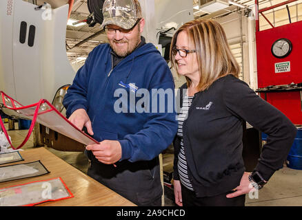 Il direttore generale di Interstate Trucksource va oltre gli ordini con un dipendente, Maggio 7, 2018 in Romulus, Michigan. Foto Stock