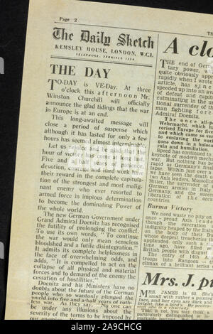 I redattori di parere nel quotidiano Sketch (replica) giornale dal 8 maggio 1945 celebra il giorno VE. Foto Stock