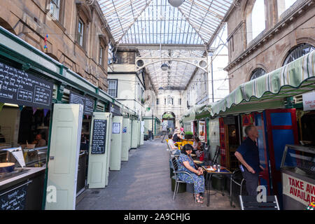 Pressione di stallo di cibo in St Nicholas Market, Bristol, Inghilterra, Regno Unito Foto Stock