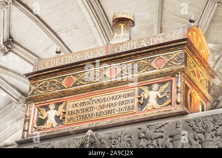 Bara (torace mortuaria) del Wessex re sassone Edred o Eadred (morto nel 955) su una parete accanto al presbiterio (coro) in inglese cattedra medievale Foto Stock