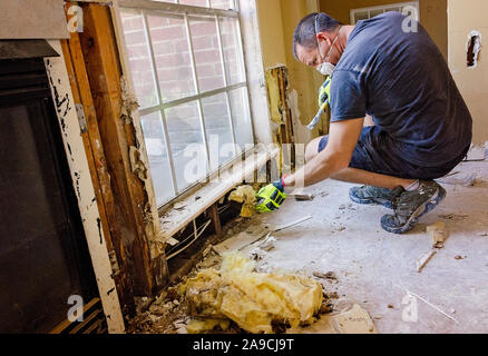 Un Southern Battista Disaster Relief volontario rimuove da stampaggio attorno ad un camino, Sett. 12, 2017, a Katy, Texas dopo l uragano Harvey. Foto Stock