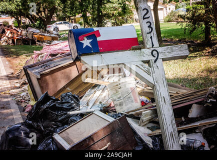 Una cassetta postale dotata di una bandiera del Texas motif si inclina su un palo di flood i detriti dopo l'uragano Harvey, Sett. 6, 2017, Houston, Texas. Foto Stock