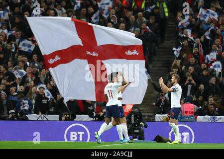 Lo stadio di Wembley, Londra, Regno Unito. Xiv Nov, 2019. Campionati Europei di calcio 2020 il qualificatore, Inghilterra contro il Montenegro; Harry Kane di Inghilterra celebra come egli punteggi per 2-0 nel XVIII minuto - Editoriale usare carte di credito: Azione Plus sport/Alamy Live News Foto Stock