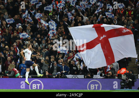 Lo stadio di Wembley, Londra, Regno Unito. Xiv Nov, 2019. Campionati Europei di calcio 2020 il qualificatore, Inghilterra contro il Montenegro; Harry Kane di Inghilterra celebra come egli punteggi per 2-0 nel XVIII minuto - Editoriale usare carte di credito: Azione Plus sport/Alamy Live News Foto Stock