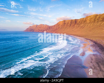 Famara oceano Atlantico beach surf spot vista aerea del paesaggio panoramico da fuco a Lanzarote, Isole Canarie durante il caldo e soleggiato giorno di estate, vacanze Foto Stock