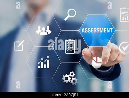 Valutazione e analisi mediante audit professionale consulente concetto, persona toccando lo schermo con le icone di valutazione del rischio, business analytics, qualità Foto Stock