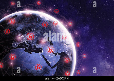 Global cyber attacco in tutto il mondo con il pianeta Terra visto dallo spazio e internet la comunicazione di rete sotto cyberattack con icone rosse, worldwid Foto Stock