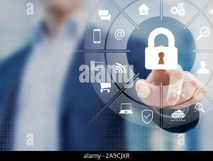 Sicurezza informatica su internet con persona toccando interfaccia con le icone di connessione di rete wireless su accesso mobile, il pagamento on-line, smartphone app, s Foto Stock