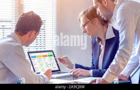 Ogni giorno riunione del team intorno al prodotto agile development Board con scrum o kanban framework, metodologia Lean, o iterativo organizzazione incrementale proj Foto Stock