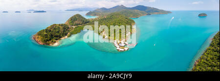 Paesaggio tropicale panorama dell'antenna con isola coste e spiagge circondate da blu trasparente di acqua di mare, verde foresta pluviale, vista panoramica da d Foto Stock