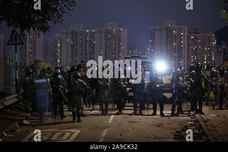 Hong Kong, Cina. Xi Nov, 2019. La polizia stand off su No2. Bridge durante le dimostrazioni di.un inedito battaglie all Università cinese di Hong Kong (CUHK) come Hong Kong continuano le proteste per il quinto mese. Un sciopero cittadine chiamato per iniziare l'11 novembre, 2019 e portato le parti di Hong Kong per fermare come le stazioni MTR chiuso e più blocchi stradali sono state erette. Credito: maggio James SOPA/images/ZUMA filo/Alamy Live News Foto Stock