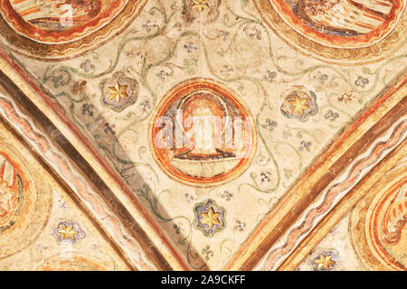 Tredicesimo secolo dipinti sul soffitto (degli angeli) in angeli custodi cappella presso l'inglese cattedrale medievale a Winchester, Inghilterra. Foto Stock