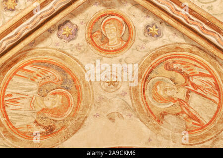 Tredicesimo secolo dipinti sul soffitto (degli angeli) in angeli custodi cappella presso l'inglese cattedrale medievale a Winchester, Inghilterra. Foto Stock